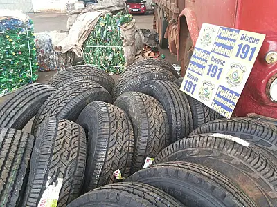 PRF encontra carga de pneus contrabandeados em meio a produtos recicláveis