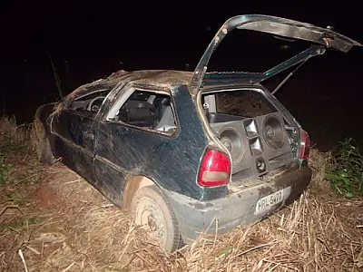 Carro capota com cinco pessoas em MT após desviar de buraco