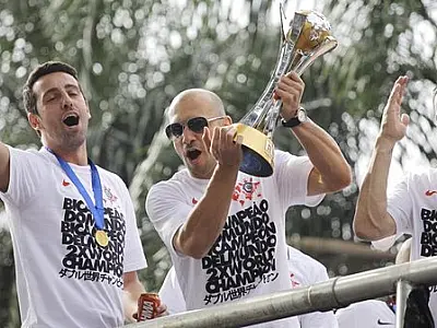 Após Bi Mundial, Corinthians desfile pelas ruas de São Paulo
