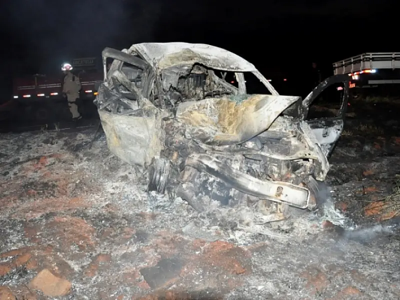 Colisão entre carro e caminhão deixa uma pessoa morta na BR-267