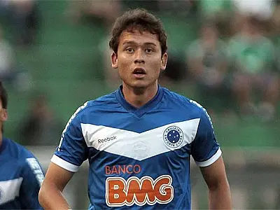 Douradense opera o joelho nesta terça-feira