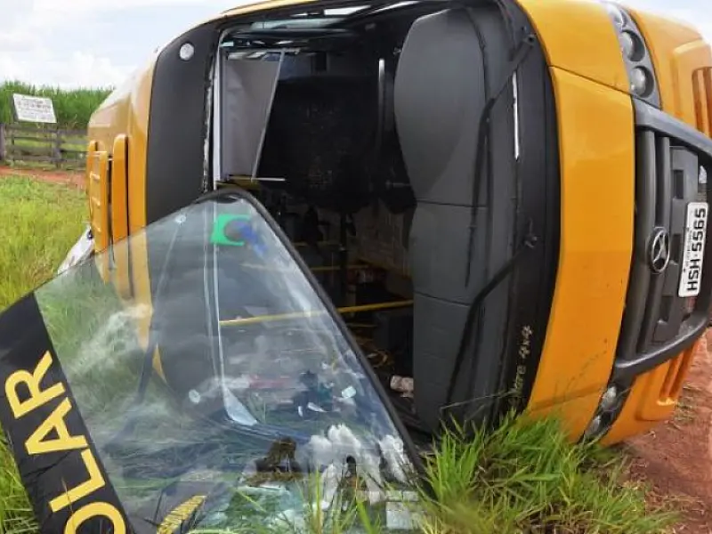 Ônibus escolar com 24 crianças colide e tomba em estrada próximo a Sidrolândia