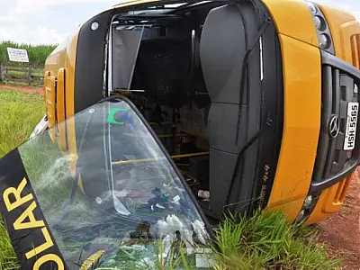 Ônibus escolar com 24 crianças colide e tomba em estrada próximo a Sidrolândia