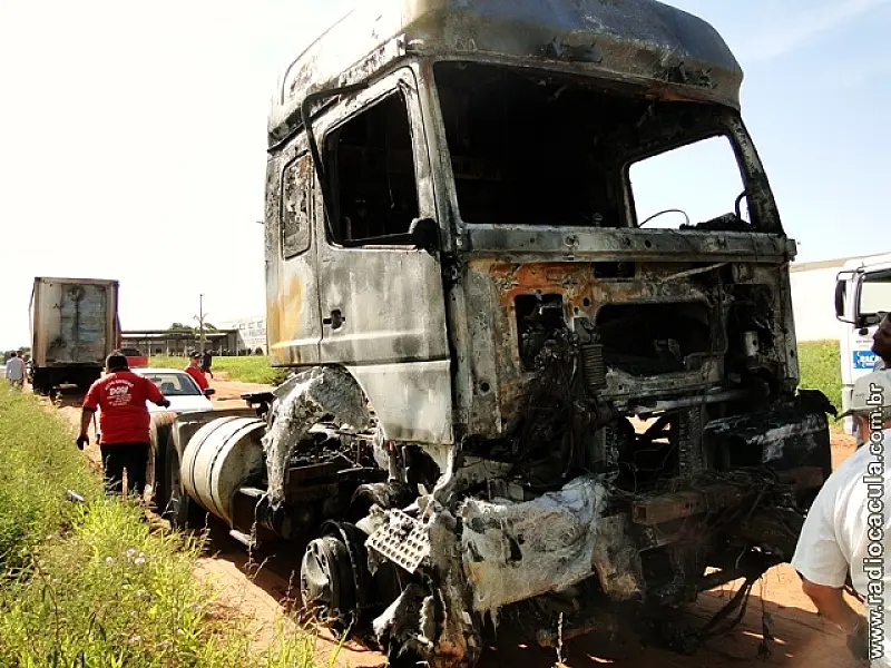 Caminhão pega fogo na BR 262 em Três Lagoas