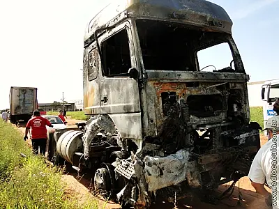 Caminhão pega fogo na BR 262 em Três Lagoas