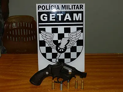 Adolescentes são apreendidos por estarem com arma e munição