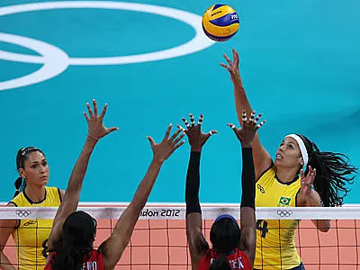 Estados Unidos batem o Brasil e mantêm freguesia recente no vôlei feminino