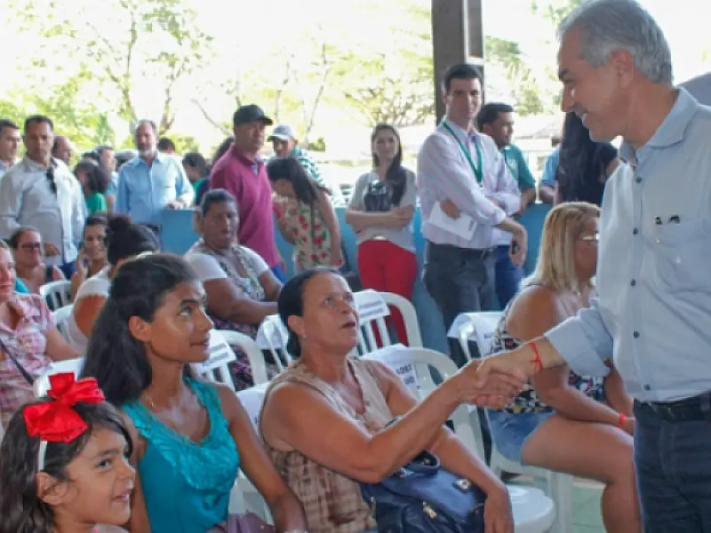 Reinaldo Azambuja assina maior contrato do programa Lote Urbanizado