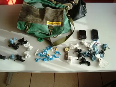 Mulher e adolescente são presos por tráfico de drogas