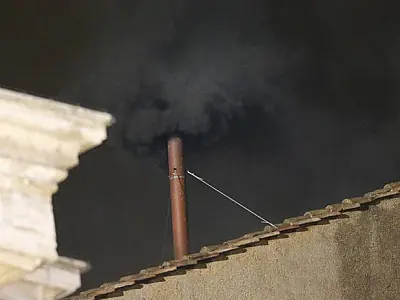 Em primeiro dia do conclave a fumaça é preta; novo papa ainda não é definido