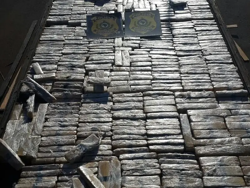 PRF apreende maconha em fundo falso de caminhão; cerca de 1,293 kg