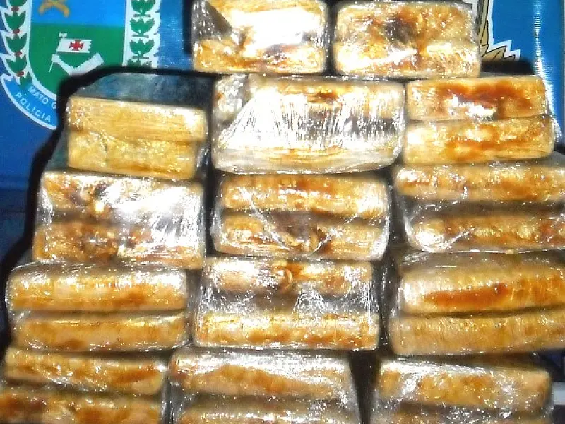 Adolescente é apreendido com droga dentro da mala