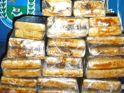 Adolescente é apreendido com droga dentro da mala
