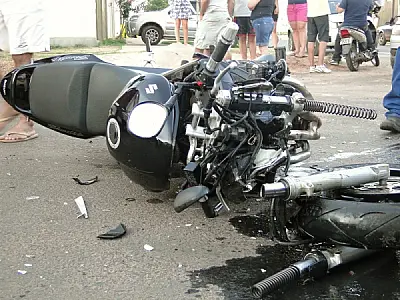 Piloto fica gravemente ferido ao colidir moto em um carro