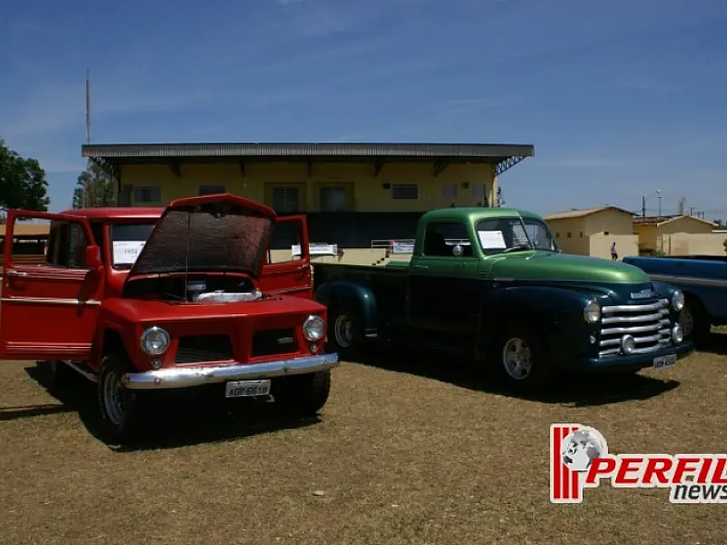 Encontro de carros antigos recebe milhares de pessoas em Três Lagoas