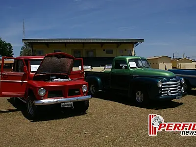 Encontro de carros antigos recebe milhares de pessoas em Três Lagoas