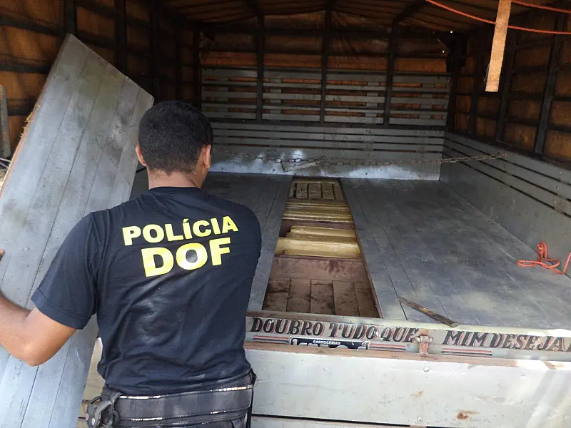 DOF apreende 200kg de maconha escondidos em fundo falso
