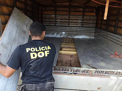 DOF apreende 200kg de maconha escondidos em fundo falso
