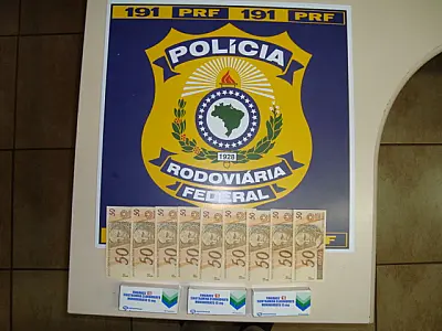 PRF apreende dinheiro falso e 90 medicamentos em ônibus