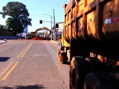 Rua Rui Barbosa continua interditada para serviços obras