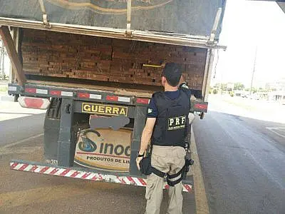 PRF apreende carreta com madeira irregular na BR-163