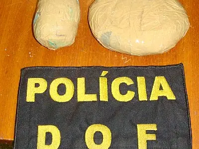DOF apreende pasta base com mulher em ônibus