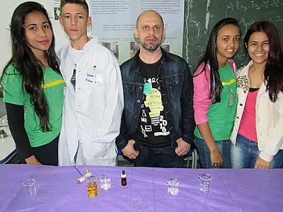 Estudantes da rede estadual trabalham em combustível aditivado com repelente biológico