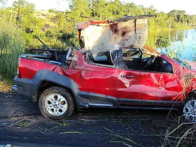 Carro sai da pista na BR-070 e deixa duas vítimas fatais
