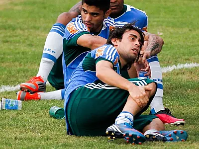 Valdivia leva carrinho de Henrique e deixa o treinamento carregado