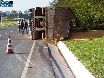 Carreta carregada de milho tomba na MS-134 nesta sexta