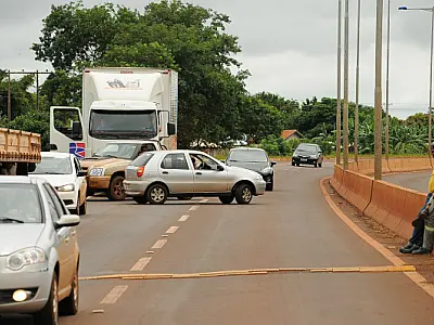 Novo bloqueio de MS-156 gera fila de carros e caminhões