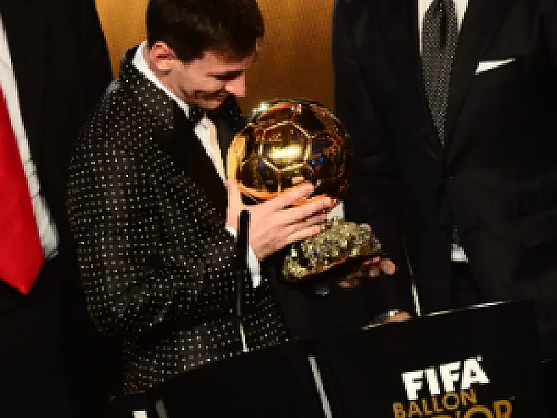 Messi leva Bola de Ouro e é primeiro a ser melhor do mundo 4 vezes