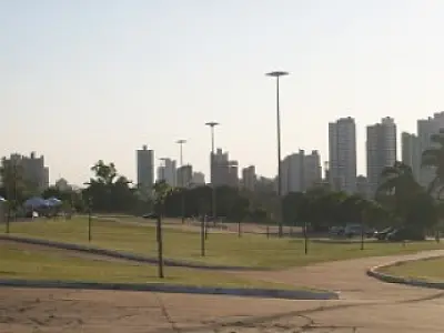Na Capital, sol aparece entre nuvens nesta quinta