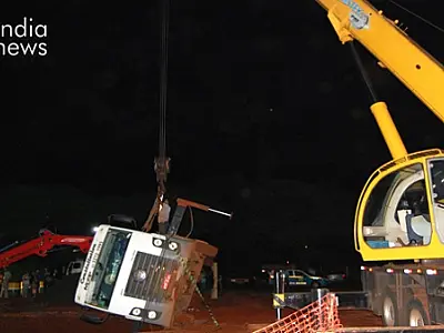 Caminhão desaba dentro de um buraco em posto de gasolina de Sidrolândia