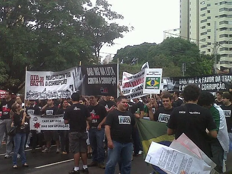 Campo-grandenses participam do "Dia do Basta" contra à corrupção