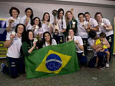 Seleção de handebol desembarca com festa, bandeiras e status de ídolos