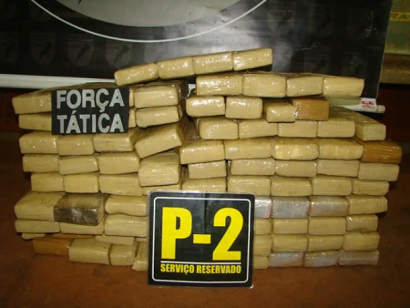 Dupla é flagrada camuflando droga