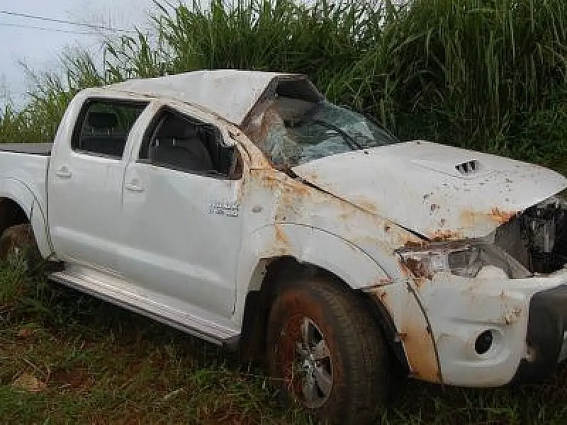 Adolescente capota caminhonete com quatro passageiros
