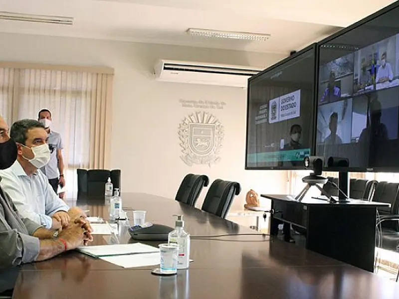 Com banco internacional, Reinaldo Azambuja discute projetos de desenvolvimento para MS
