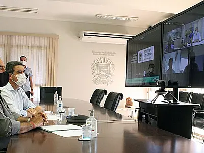 Com banco internacional, Reinaldo Azambuja discute projetos de desenvolvimento para MS
