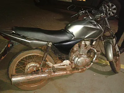 Policiais apreendem motocicleta com chassi adulterado