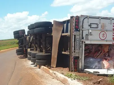 Carreta carregada com carne tomba na BR-463