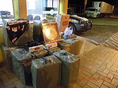 PRF prende homem com 950 pacotes de cigarro na BR-163