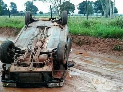 Condutora perde controle de veículo e tomba em Glória de Dourados