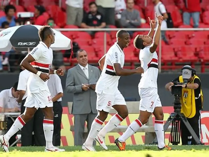 São Paulo perde Luis Fabiano mas vence São Caetano