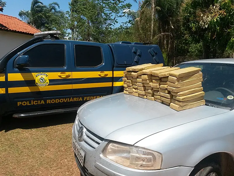 Funcionária pública é presa com 64 tabletes de maconha