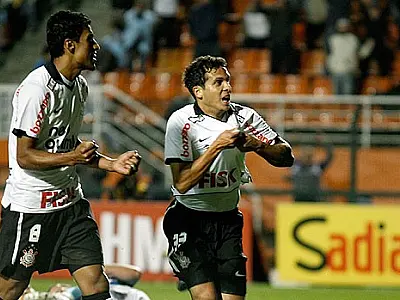 Depois de vencer Grêmio, Timão comemora 101º aniversário liderando o Campeonato