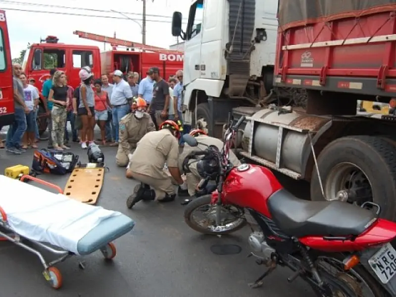 Acidente entre moto e carreta deixa homem  ferido em  Nova Andradina