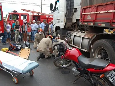Acidente entre moto e carreta deixa homem  ferido em  Nova Andradina