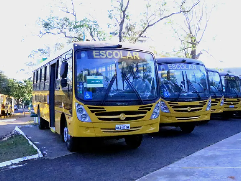 Publicada doação de 29 veículos de transporte escolar para sete municípios do interior do Estado